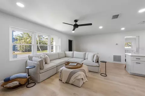 Living - 414 79th St, Holmes Beach, FL 34217 photo 2 of 2
