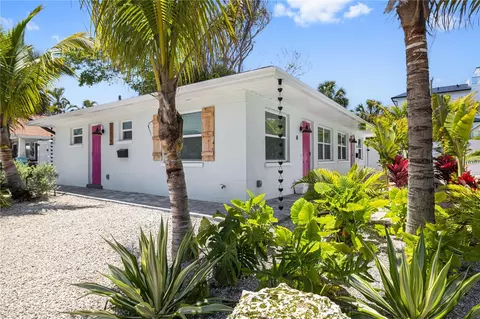 3014 Gulf Dr, Holmes Beach, FL 34217