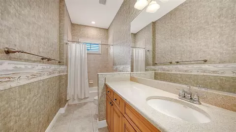 Bath - 13911 Siena Loop, Lakewood Ranch, FL 34202 photo 4 of 5