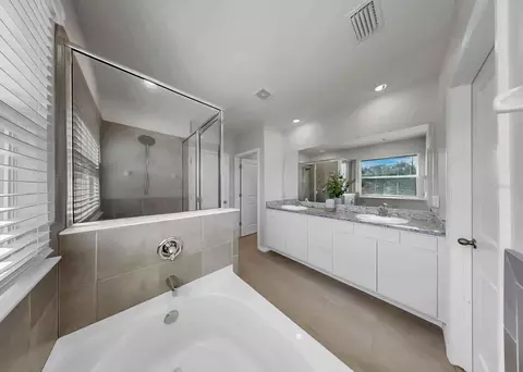 Bath - 16454 Woodside Gln, Parrish, FL 34219 photo 5 of 5