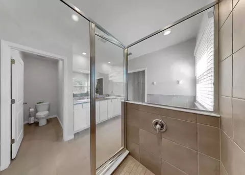 Bath - 16454 Woodside Gln, Parrish, FL 34219 photo 4 of 5