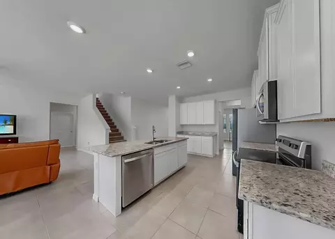 Kitchen - 16454 Woodside Gln, Parrish, FL 34219 photo 4 of 6
