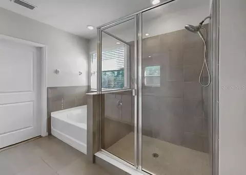 Bath - 16454 Woodside Gln, Parrish, FL 34219 photo 3 of 5