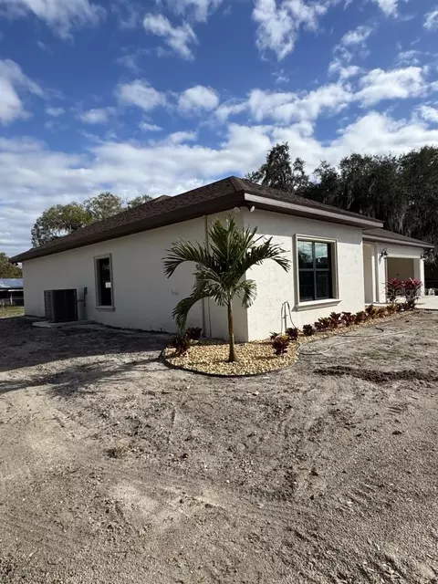 Exterior - 1911 SW 7th Ave, Okeechobee, FL 34974 photo 5 of 6