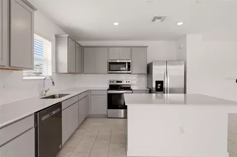 Kitchen - 11753 Capstan Pl, Parrish, FL 34219 photo 2 of 3