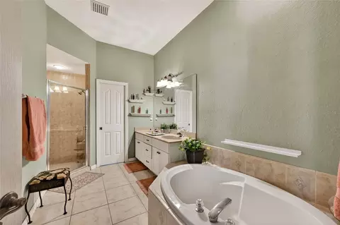Bath - 4603 4th Ave E, Bradenton, FL 34208 photo 1 of 3