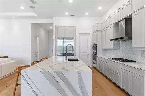 Kitchen - 7982 Redonda Loop, Bradenton, FL 34202 photo 4 of 8