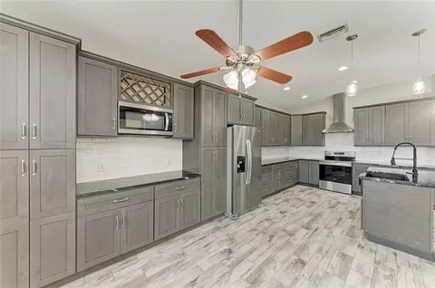 Kitchen - 13710 Golf Course Rd, Parrish, FL 34219 photo 9 of 10