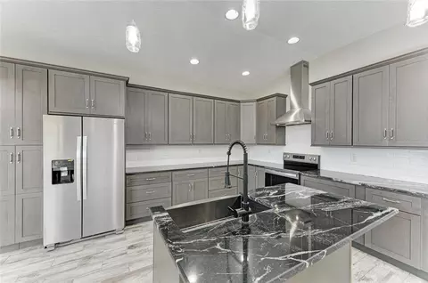 Kitchen - 13710 Golf Course Rd, Parrish, FL 34219 photo 4 of 10