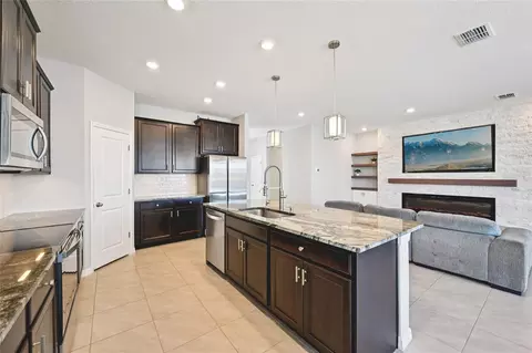 Kitchen - 10516 Chippewa Dr, Parrish, FL 34219 photo 4 of 8