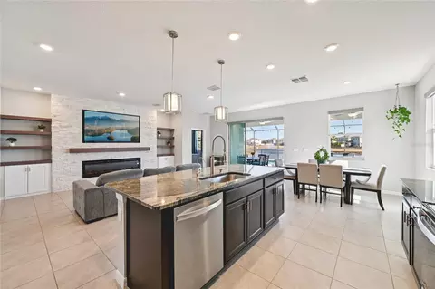 Kitchen - 10516 Chippewa Dr, Parrish, FL 34219 photo 6 of 8
