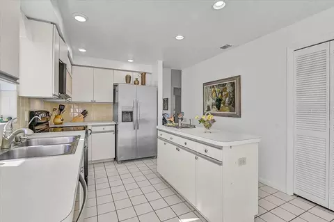 Kitchen - 4640 Peridia Blvd E, Bradenton, FL 34203 photo 3 of 4