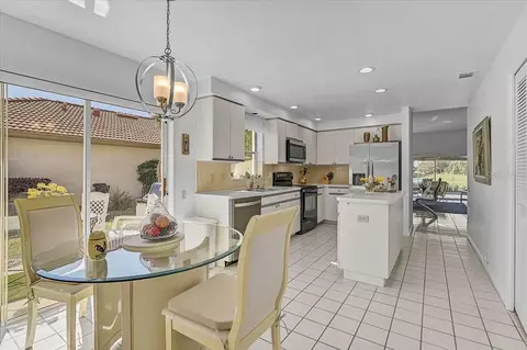 Kitchen - 4640 Peridia Blvd E, Bradenton, FL 34203 photo 4 of 4