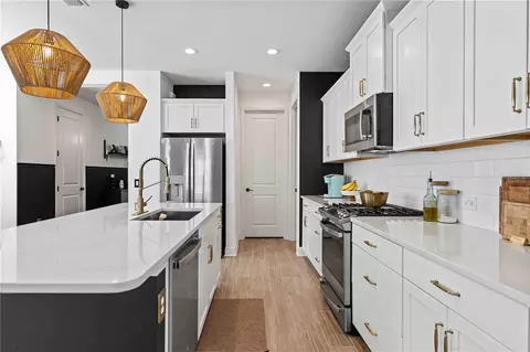 Kitchen - 10116 Cross River Trl, Parrish, FL 34219 photo 6 of 7