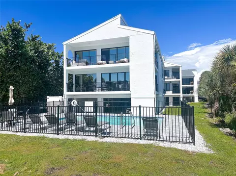 450 Beach Rd #4, Sarasota, FL 34242