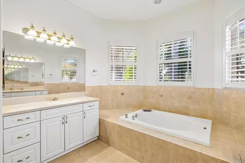 Bath - 4008 Twin Rivers Trl, Parrish, FL 34219 photo 2 of 5