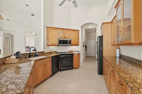 Kitchen - 4008 Twin Rivers Trl, Parrish, FL 34219 photo 4 of 5