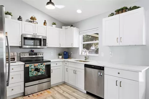 Kitchen - 2116 30th Ave E, Bradenton, FL 34208 photo 2 of 3