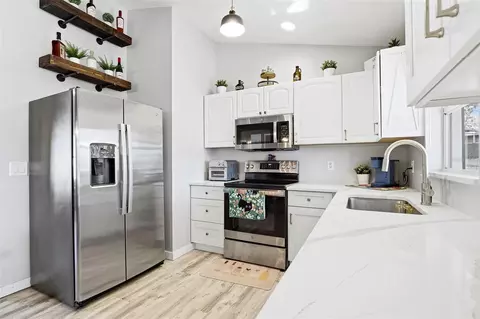 Kitchen - 2116 30th Ave E, Bradenton, FL 34208 photo 3 of 3