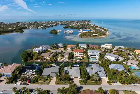 607 N Point Dr, Holmes Beach, FL 34217