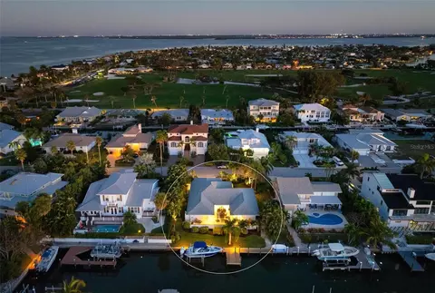 607 N Point Dr, Holmes Beach, FL 34217