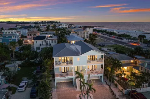 105 4th St S, Bradenton Beach, FL 34217