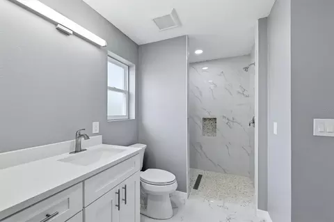 Bath - 1615 31st Ave E, Bradenton, FL 34208 photo 2 of 4