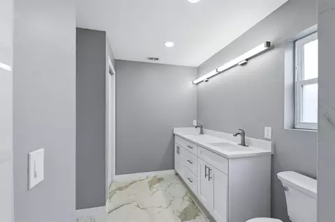 Bath - 1615 31st Ave E, Bradenton, FL 34208 photo 1 of 4