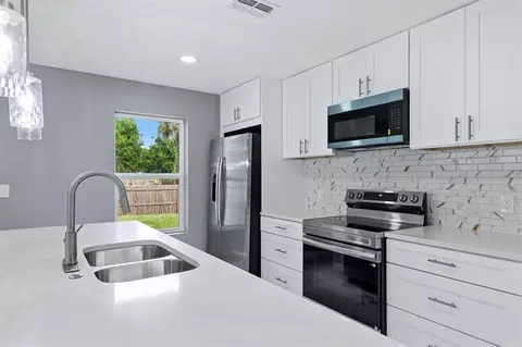 Kitchen - 1615 31st Ave E, Bradenton, FL 34208 photo 3 of 5