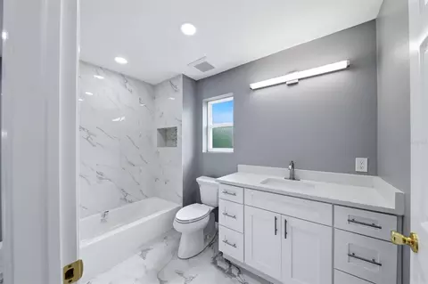 Bath - 1615 31st Ave E, Bradenton, FL 34208 photo 3 of 4