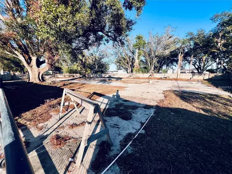 102-104 Domino Dr S, Ruskin, FL 33570