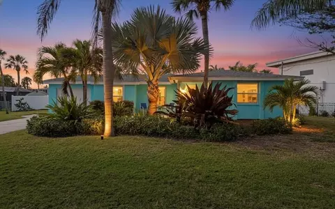 204 84th St, Holmes Beach, FL 34217 photo 1