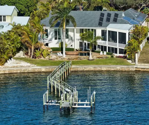 324 Bayshore Dr, Osprey, FL 34229