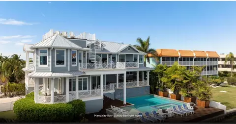 110 10th St S, Bradenton Beach, FL 34217