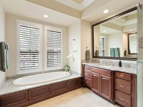 Bath - 11708 Rive Isle Run, Parrish, FL 34219 photo 2 of 5