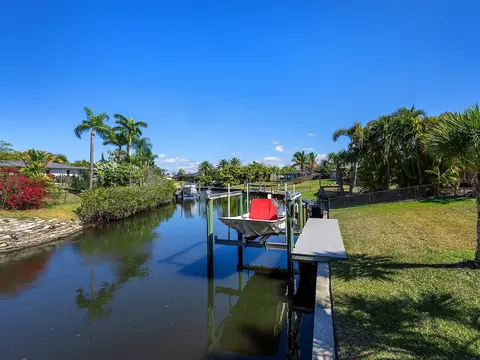 5669 America Dr, Sarasota, FL 34231