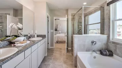 Bath - 10710 Robbit Grove Trl, Parrish, FL 34219 photo 2 of 3