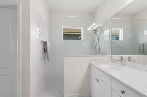 Bath - 10934 Sand Pine Ln, Parrish, FL 34219 photo 2 of 4