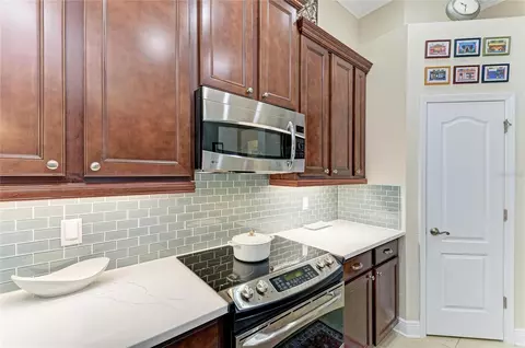 Kitchen - 302 Cockle Shell Loop, Apollo Beach, FL 33572 photo 4 of 7