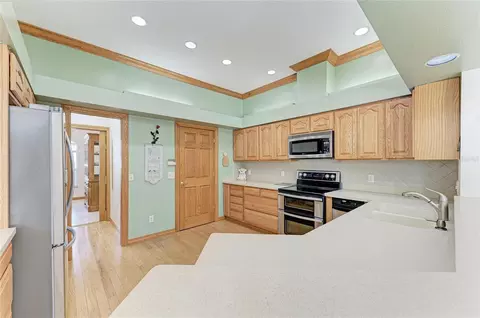 Kitchen - 7604 52nd Ter E, Bradenton, FL 34203 photo 3 of 8