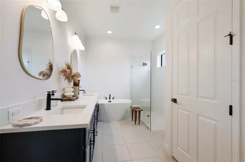 Bath - 4238 Sea Marsh Pl, Parrish, FL 34219 photo 1 of 7