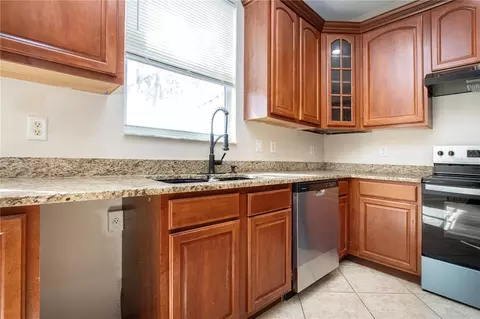 Kitchen - 18048 Java Isle Dr, Tampa, FL 33647 photo 2 of 8