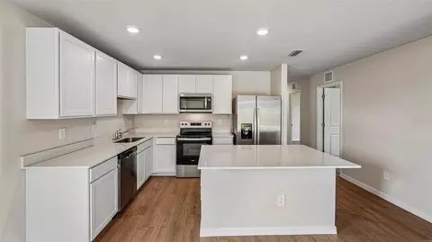Kitchen - 17906 Wheat Stack Ct, Parrish, FL 34219 photo 2 of 3
