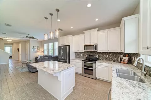 Kitchen - 11655 Rolling Green Dr, Bradenton, FL 34211 photo 4 of 5