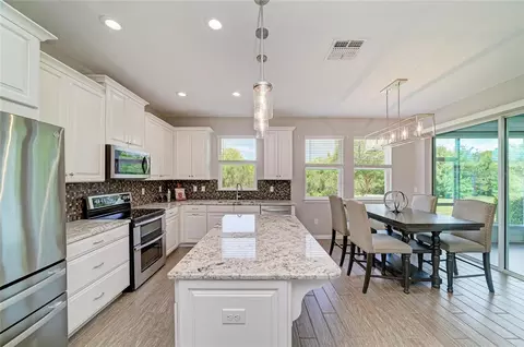 Kitchen - 11655 Rolling Green Dr, Bradenton, FL 34211 photo 2 of 5