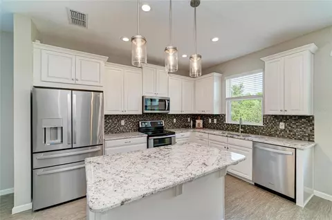 Kitchen - 11655 Rolling Green Dr, Bradenton, FL 34211 photo 5 of 5
