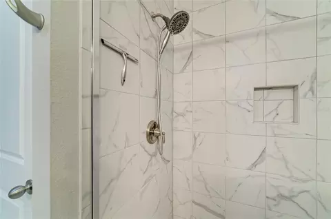 Bath - 11655 Rolling Green Dr, Bradenton, FL 34211 photo 2 of 6