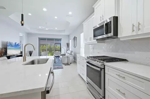 Kitchen - 10117 Spruce River Way, Parrish, FL 34219 photo 3 of 4