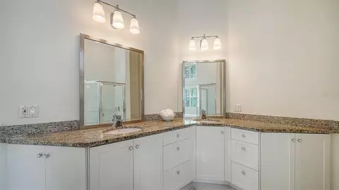 Bath - 61 Bayhead Ln, Osprey, FL 34229 photo 2 of 7
