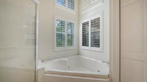 Bath - 61 Bayhead Ln, Osprey, FL 34229 photo 3 of 7